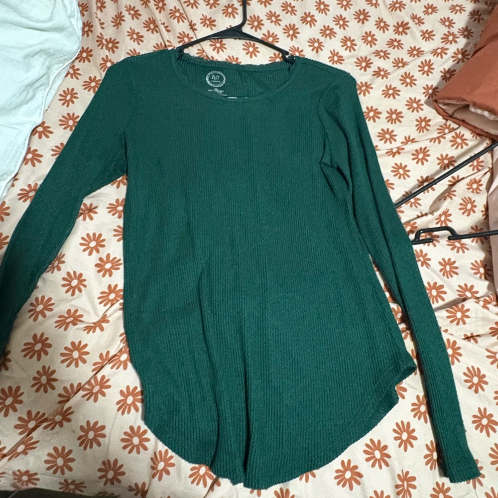 Tight long-sleeve green shirt